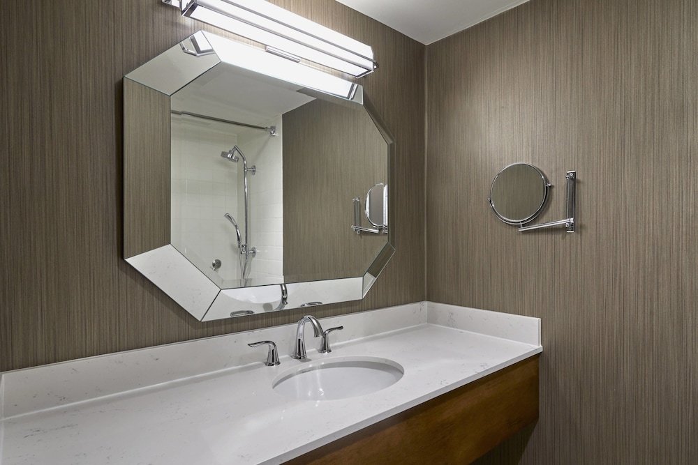 Фото Sheraton Milwaukee Brookfield Hotel