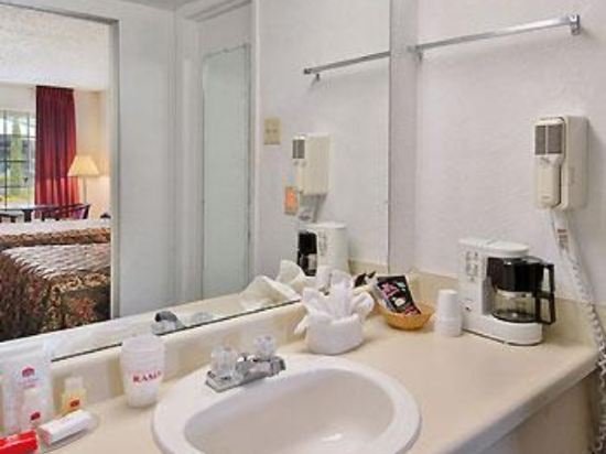 Фото Days Inn by Wyndham Market Center Dallas Love Field