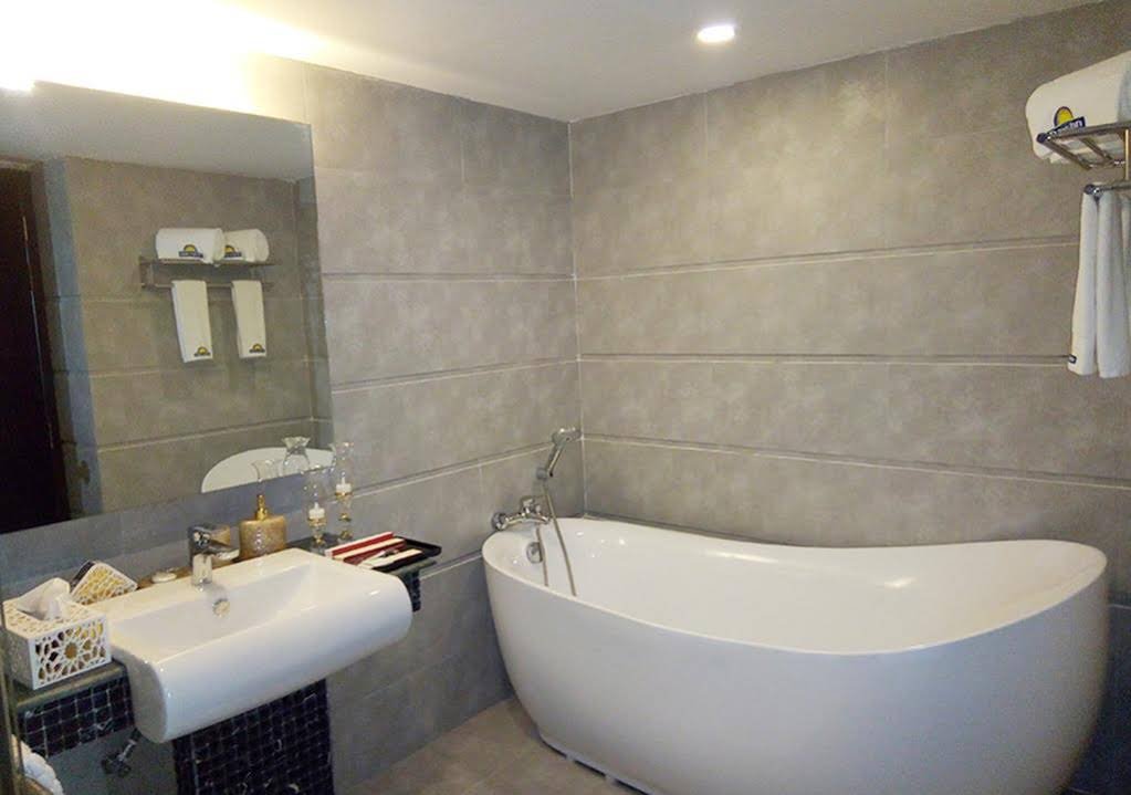 Фото Days Hotel Dhaka Baridhara