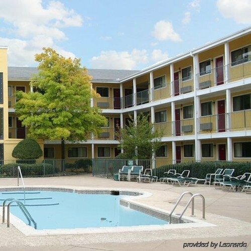Гостиница Oaktree Inn and Suites в Оклахома-Сити