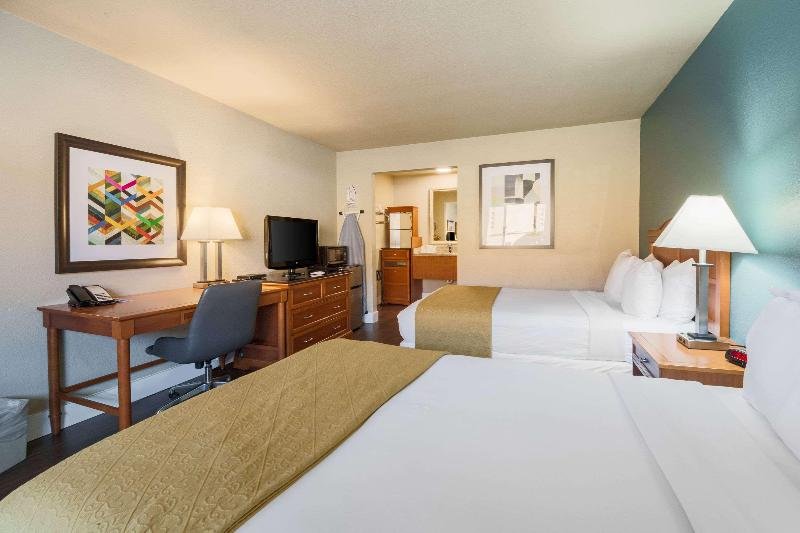 Фото Rodeway Inn Portland Airport Hotel