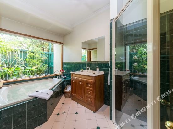 Фото Country Pleasures Bed and Breakfast