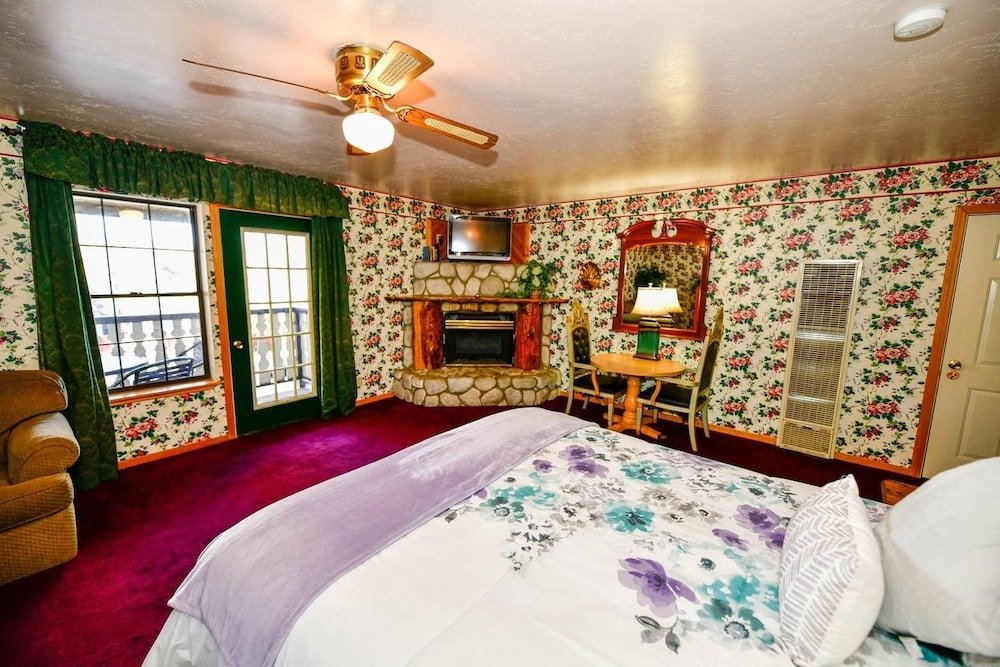 Фото Black Forest Lodge And Cabins