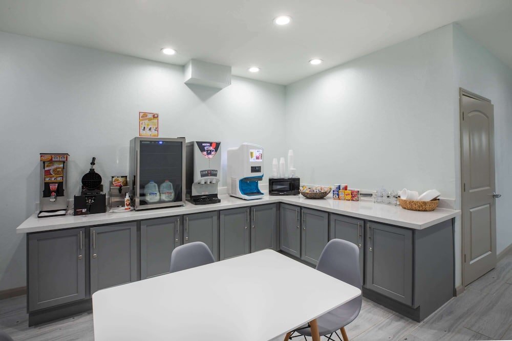 Фото Super 8 by Wyndham Humble/Fallcreek/Houston