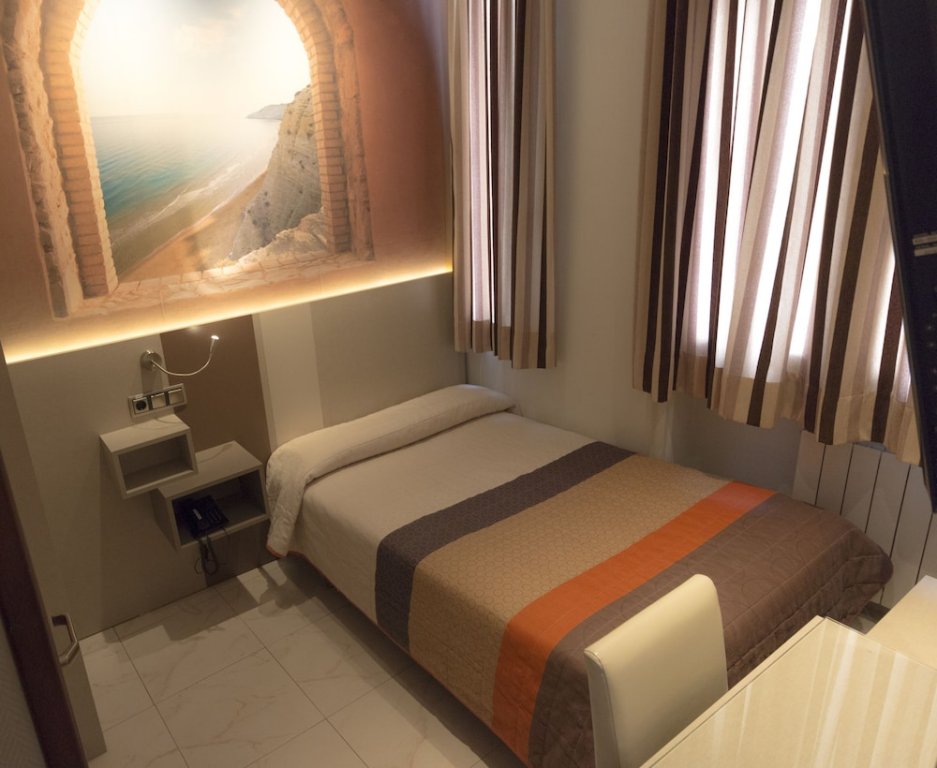 Фото Hostal Atocha Almudena Martín