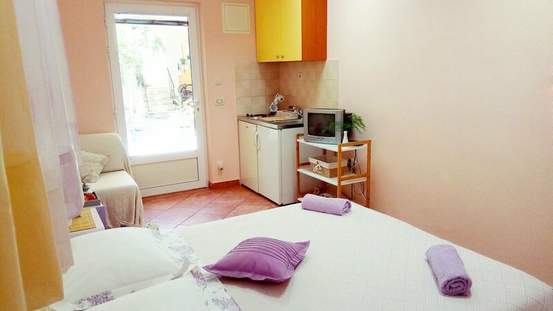 Гостиница Studio Apartments Roza - A Charming Oasis in the Centre of Makarska в Макарске