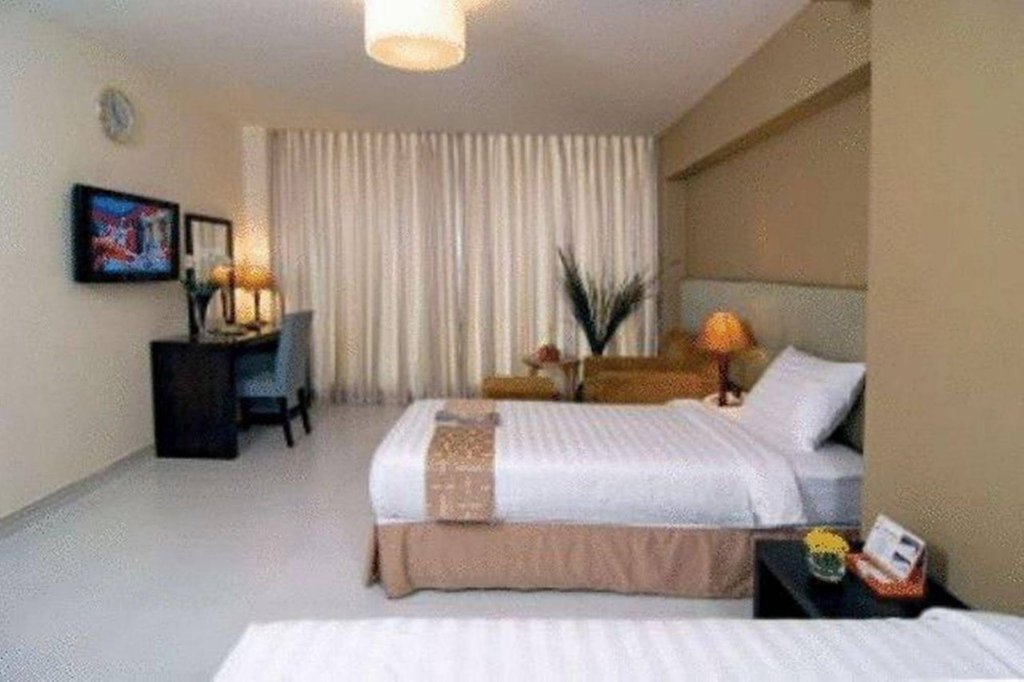 Фото Holiday Hotel