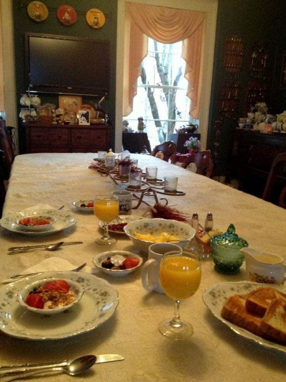 Фото Hall Place Bed and Breakfast