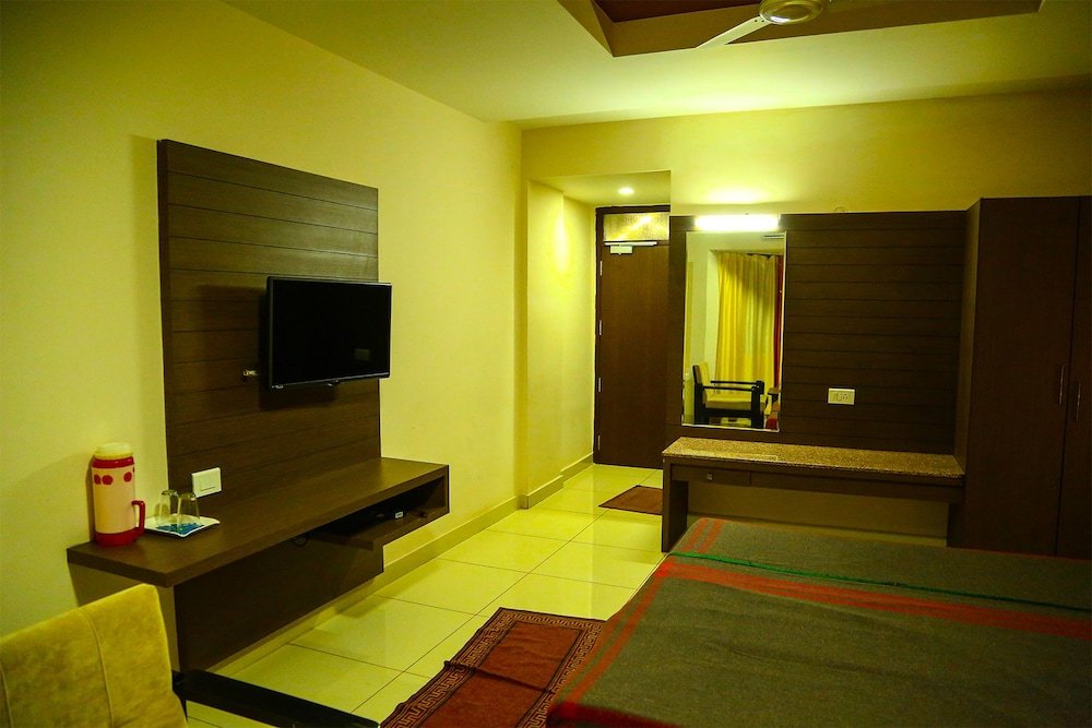Фото Iroomz Hotel Pawan