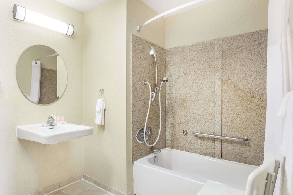 Фото Days Inn by Wyndham Blacksburg Conference Center