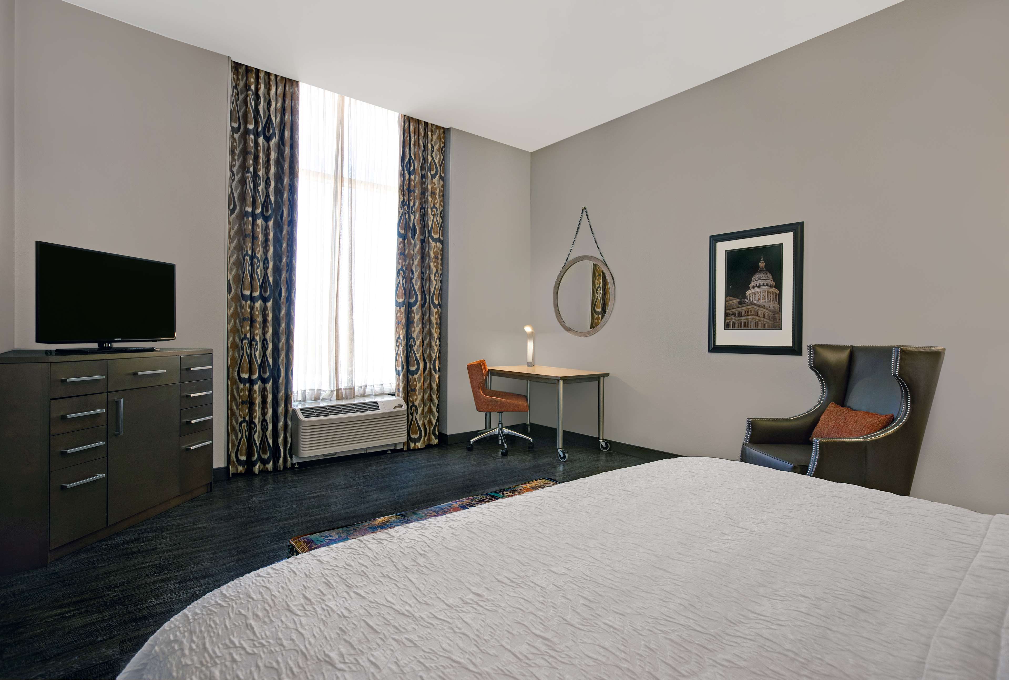 Фото Hilton Garden Inn Austin University Capitol District