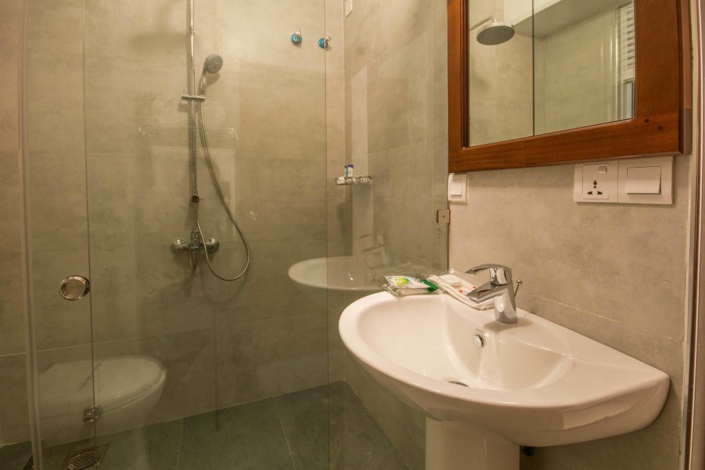 Фото Ceyloni City Hotel