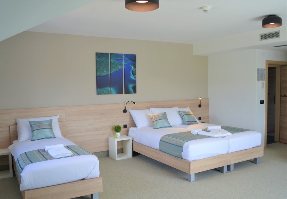 Фото 16 Lakes Hotel