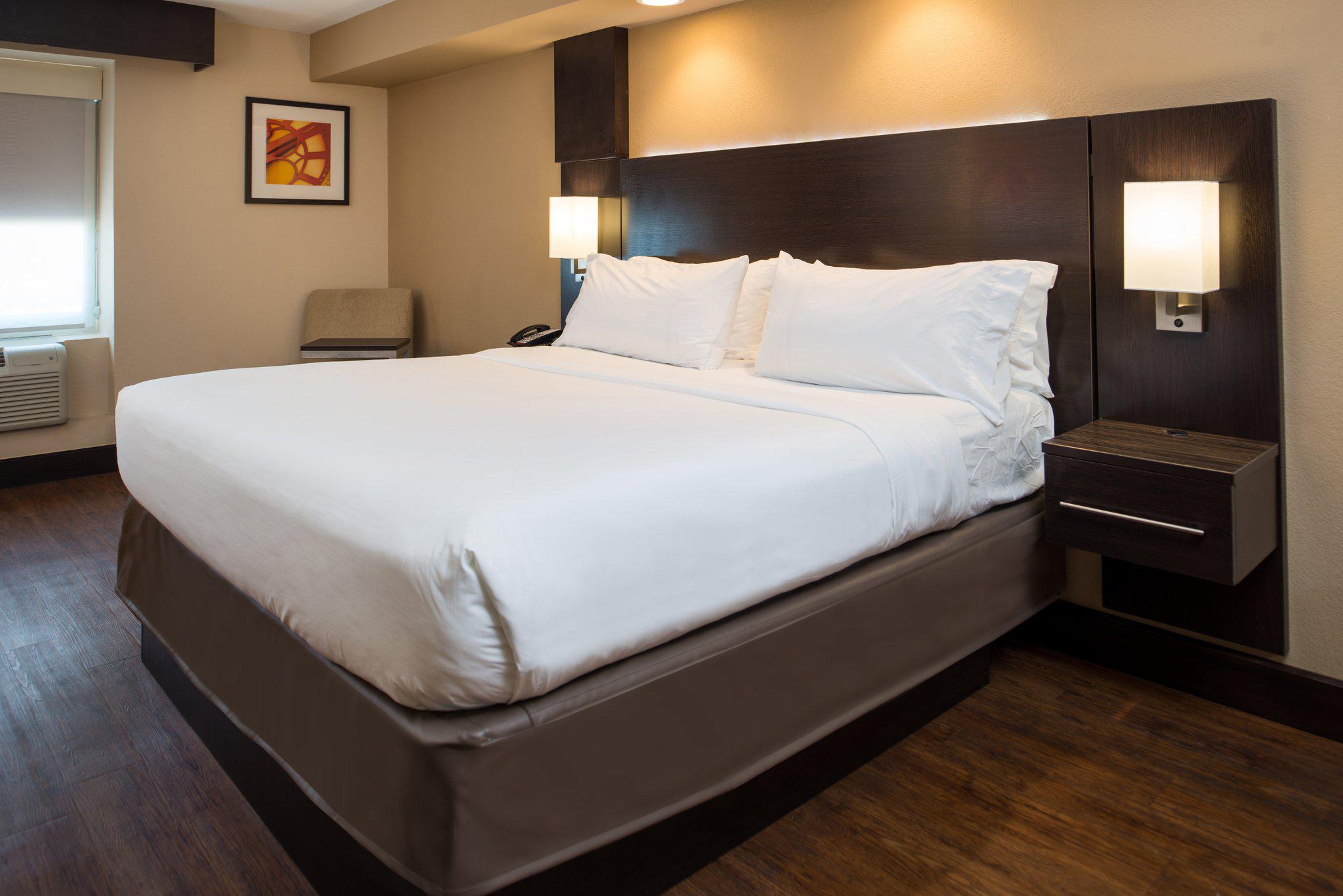 Фото Holiday Inn Express & Suites San Antonio Medical-Six Flags, an Ihg Hotel