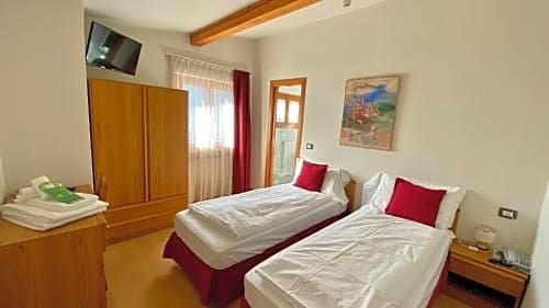 Фото Casteluce Hotel Funivie Pinzolo