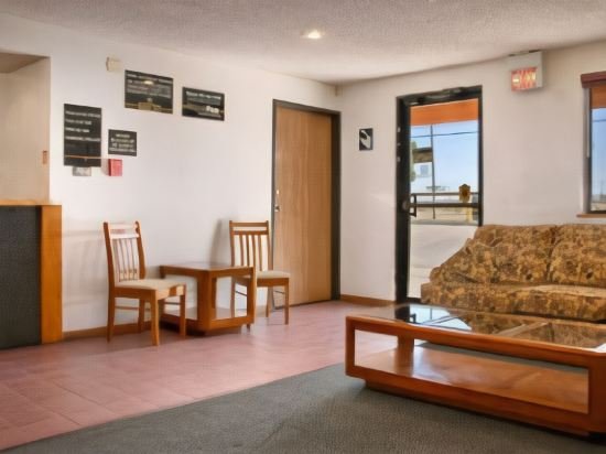 Фото Super 8 by Wyndham Kingman