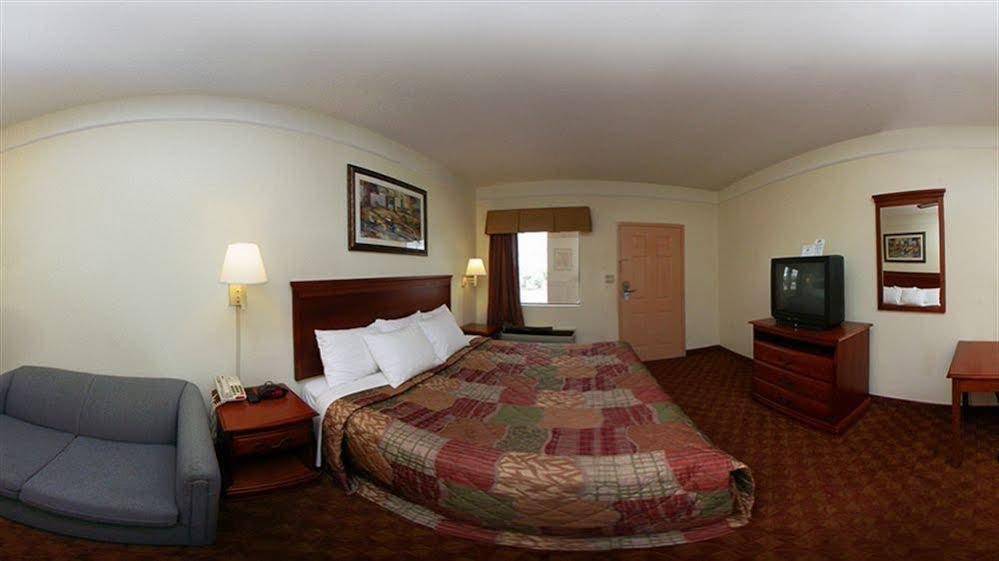 Фото Days Inn & Suites by Wyndham Webster NASA-ClearLake-Houston