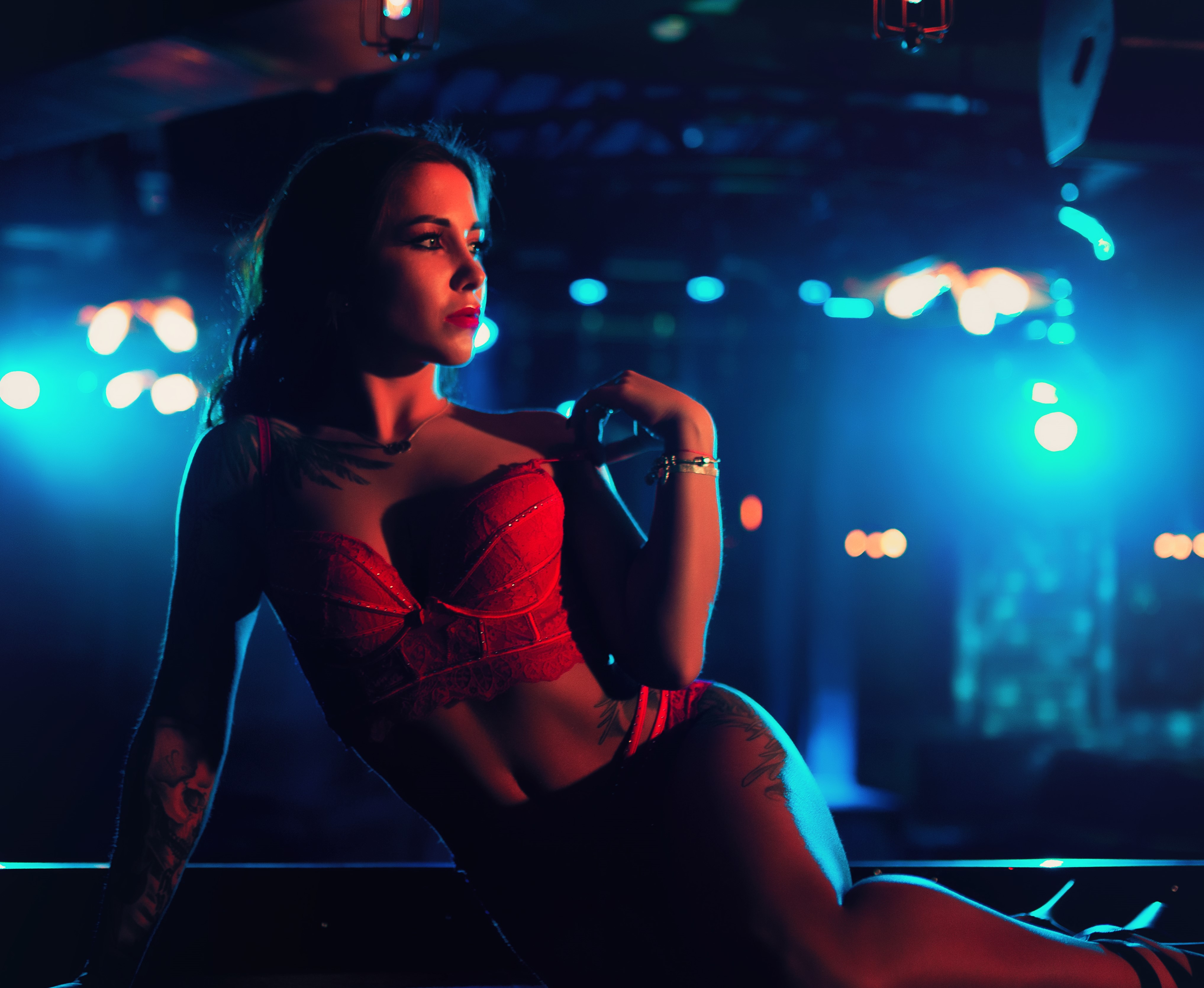 Ол менің досымның суретіне қарайды.