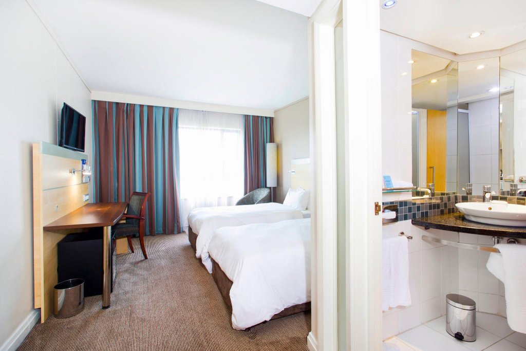 Фото Holiday Inn Express Sandton Woodmead, an Ihg Hotel