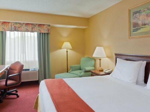 Гостиница Holiday Inn Express Irwin-PA Turnpike Exit 67