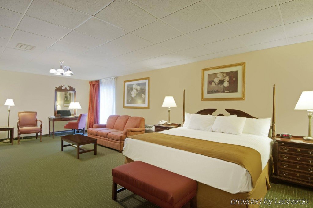 Фото Holiday Manor McPherson