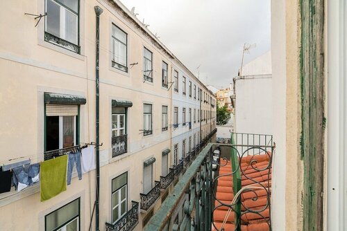 Апартаменты Attic Apartment With Balcony in Bairro Alto в Лиссабоне