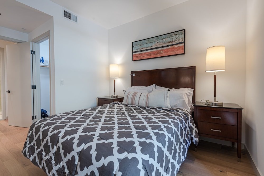 Фото Gorgeous Hollywood Living - 2 Bedroom