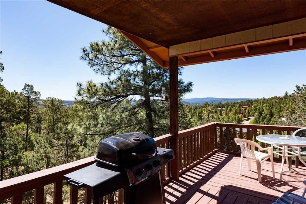 Фото 2 Sisters Mountain Home - Three Bedroom Cabin with Hot Tub