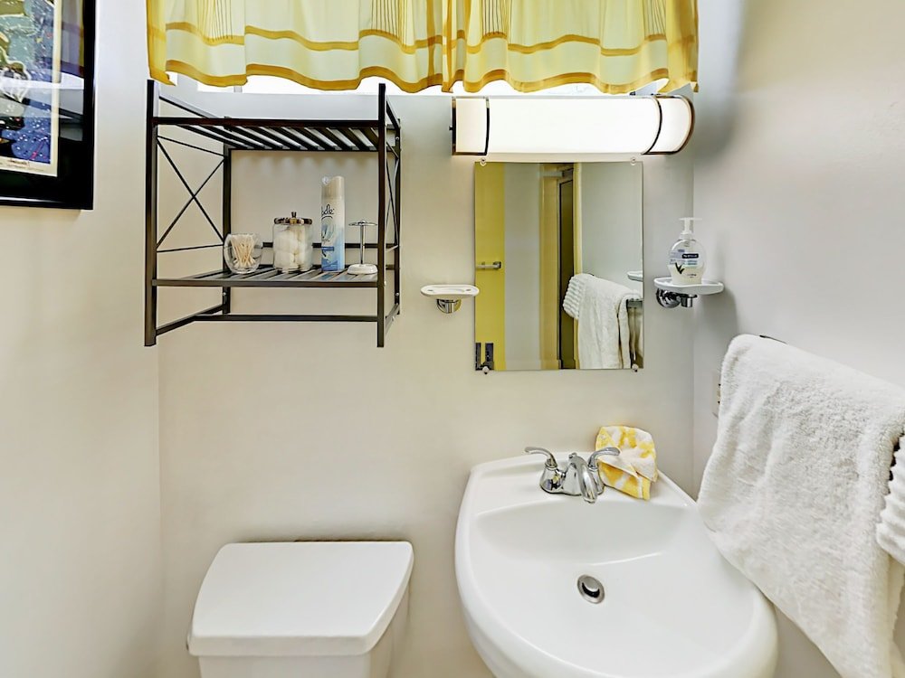 Фото 68571 J Street Home Mid-century 2 Bedrooms 2 Bathrooms Home