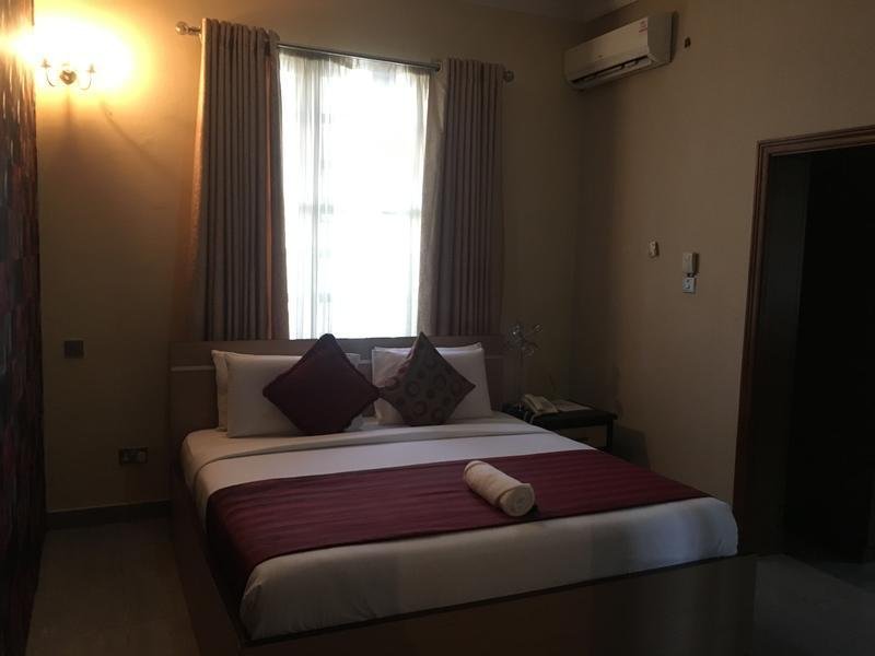 Фото Bates Place Apartments