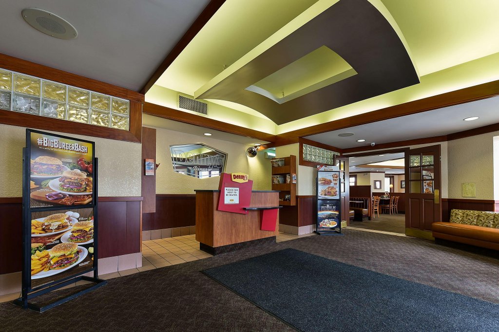 Фото Howard Johnson Plaza by Wyndham by the Falls Niagara Falls