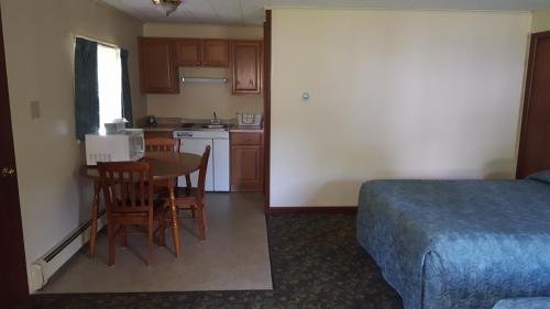 Фото Riverbank Motel and Cabins