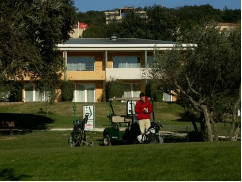 Гостиница Golf & Résidence de Nîmes Vacquerolles в Ниме
