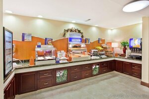 Гостиница La Quinta Inn & Suites by Wyndham Covington