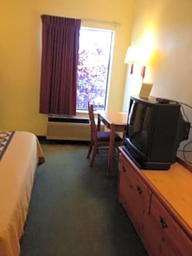 Фото Super 8 by Wyndham Pevely