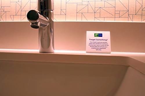 Фото Holiday Inn Express Hotel & Suites Marina - State Beach Area, an Ihg Hotel