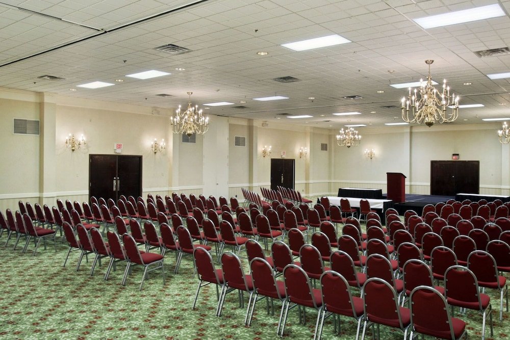 Фото Ramada Hotel & Conference Center by Wyndham Lansing