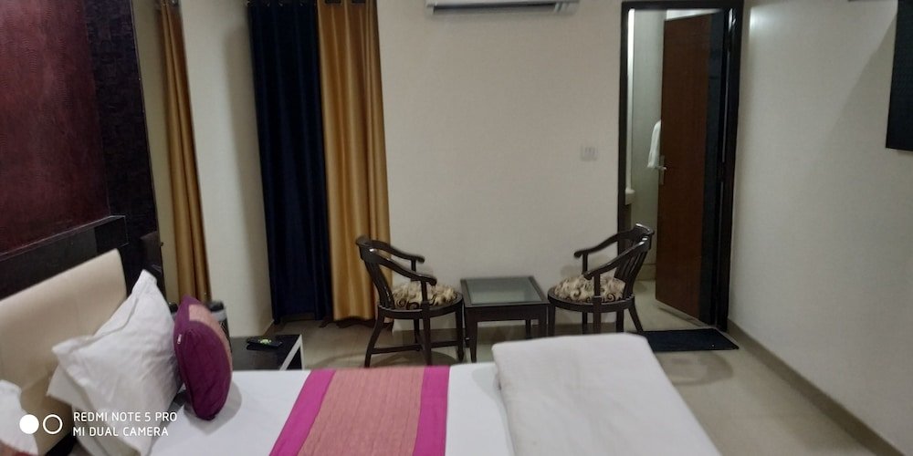 Фото Oyo 14710 Hotel Pallvi Palace