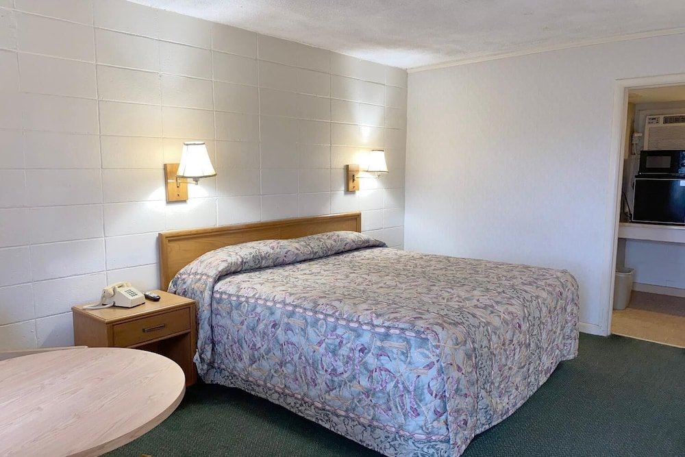 Фото Deluxe Inn & Suites