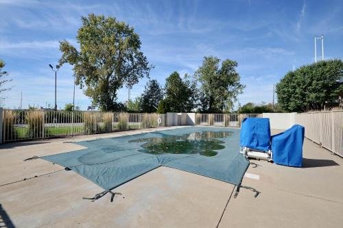 Фото Days Inn by Wyndham Indianapolis South