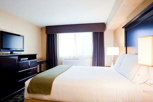 Гостиница Holiday Inn Express & Suites Woodland Hills в Лос-Анджелесе