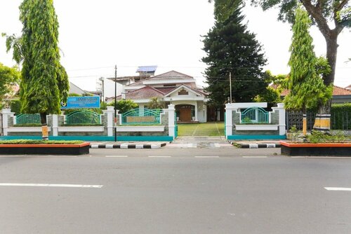 Гостиница RedDoorz Syariah near Alun Alun Magelang в Магеланге