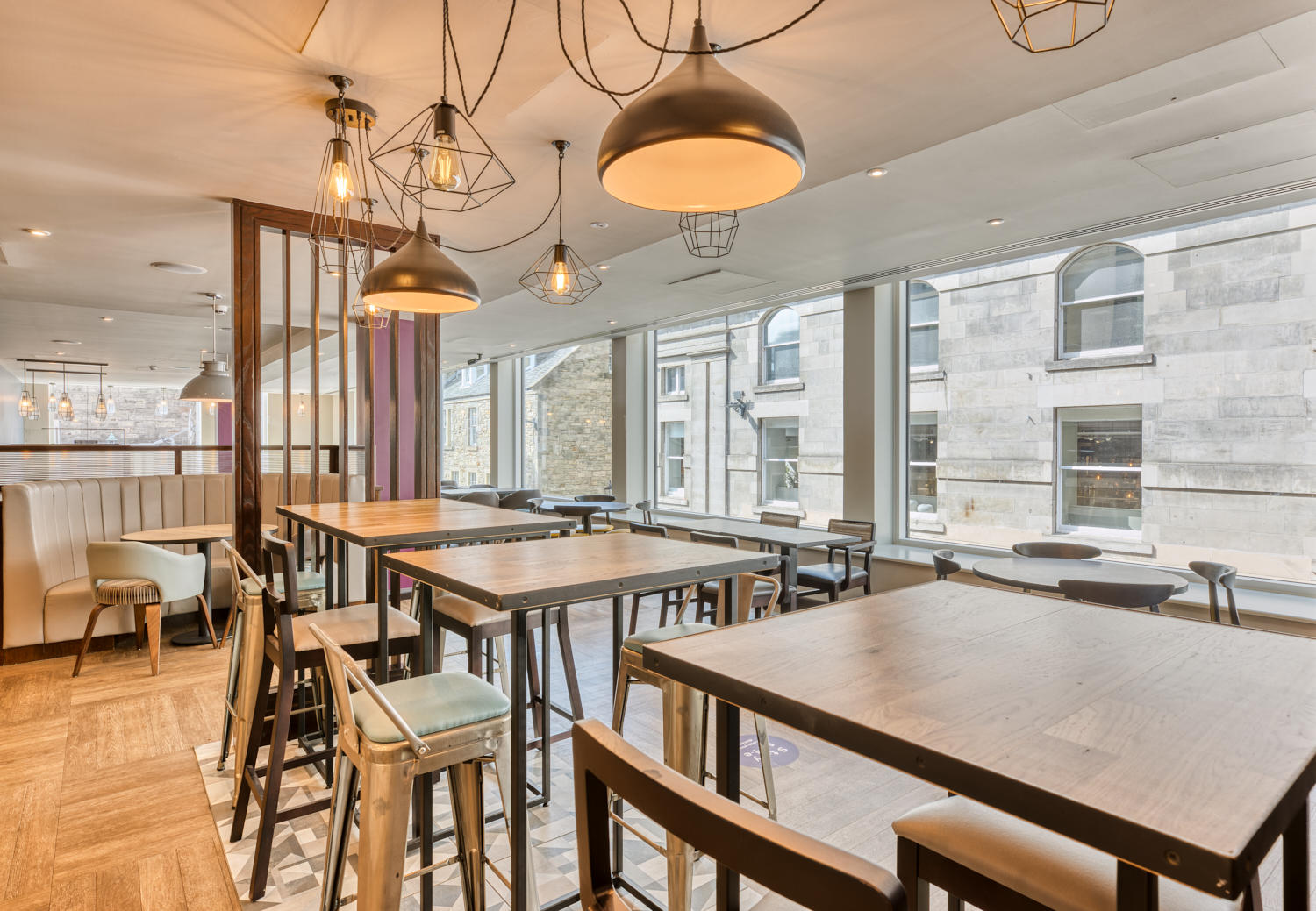 Фото Hub by Premier Inn Edinburgh City Centre