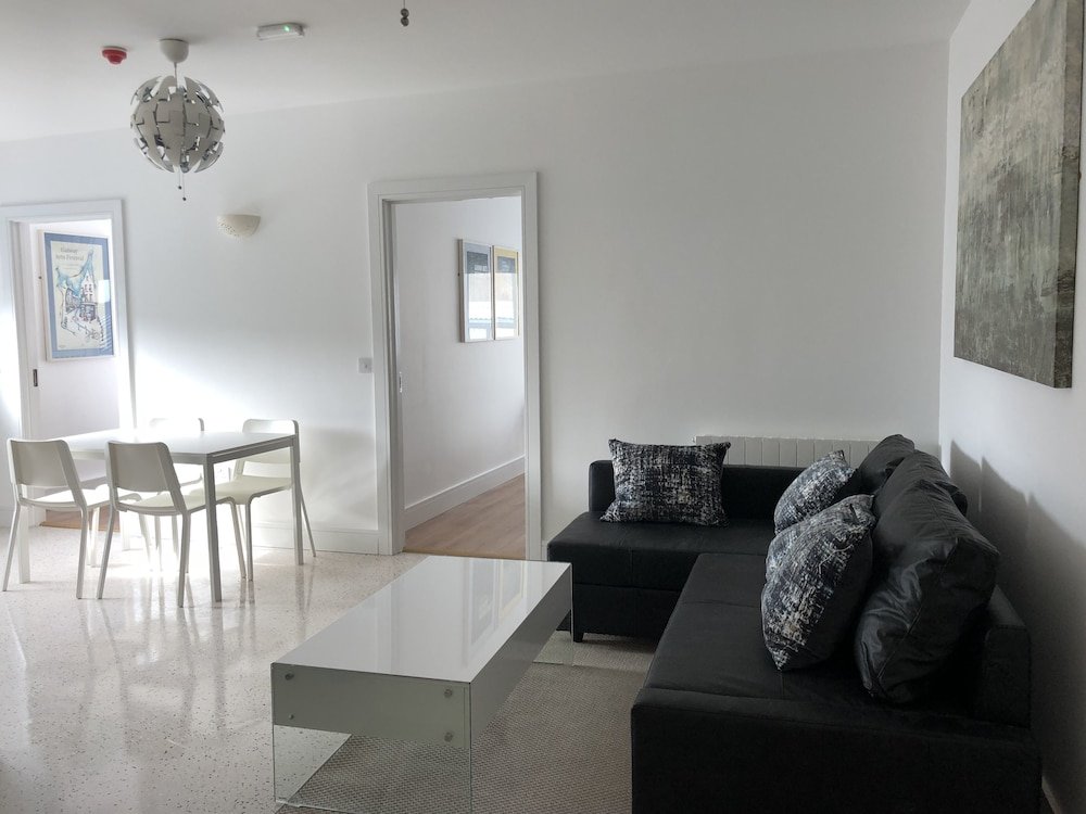 Фото Eyre Square Townhouse