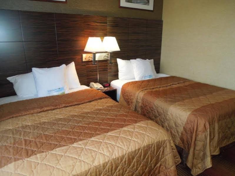 Фото Days Inn by Wyndham Brooklyn