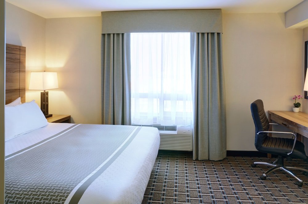 Фото Pomeroy Inn & Suites Prince George