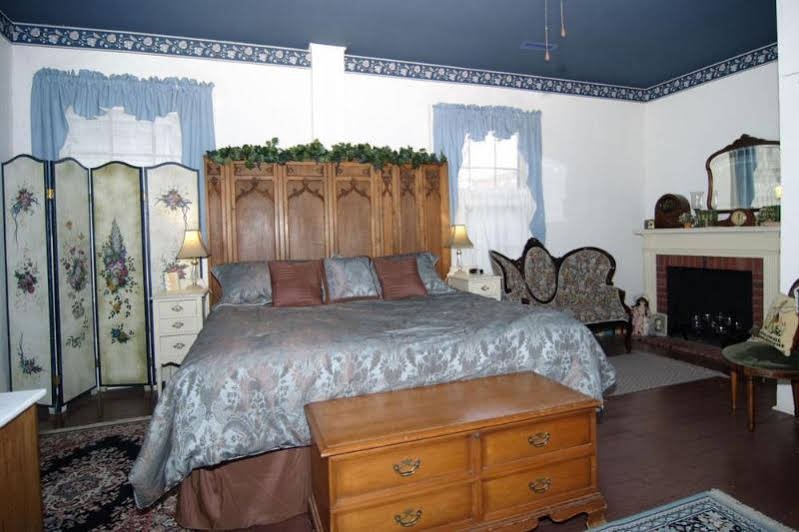 Фото Hall Place Bed and Breakfast