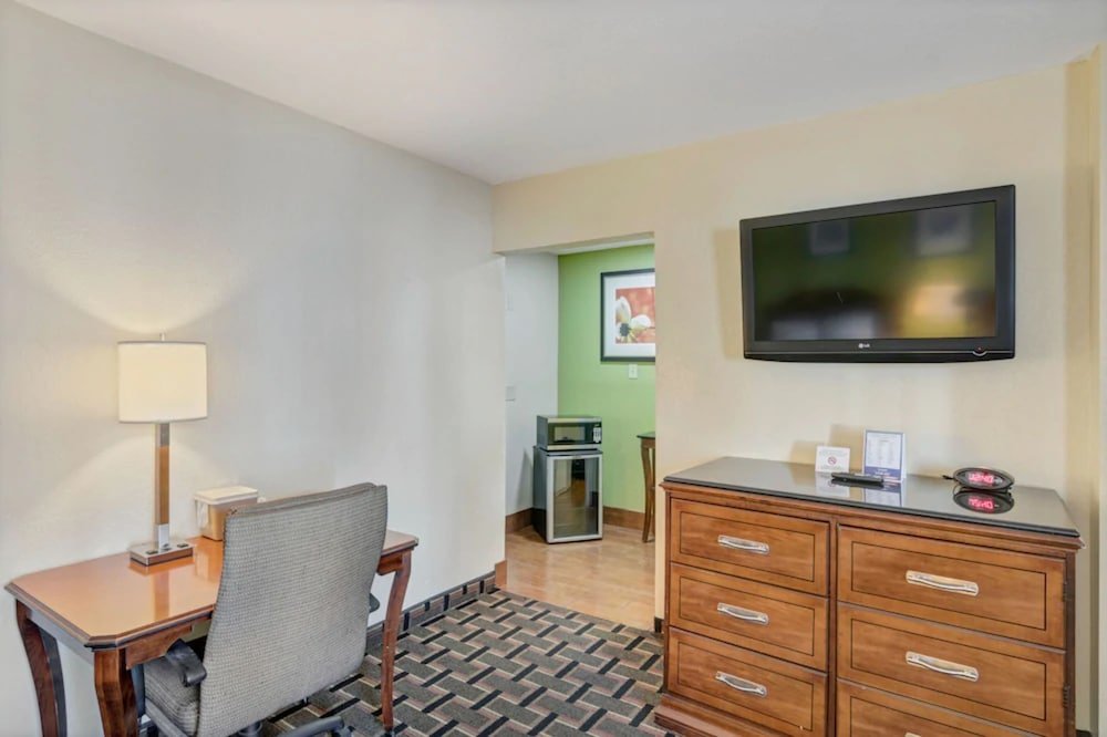 Фото Travelodge by Wyndham Savannah Midtown