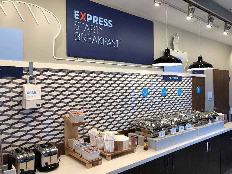 Фото Holiday Inn Express & Suites Springfield North, an Ihg Hotel