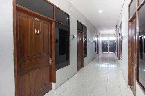 Гостиница RedDoorz near Taman Flora в Сурабае